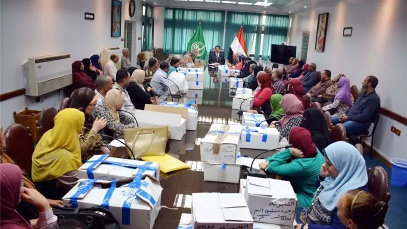 محافظ القليوبية يوزع 