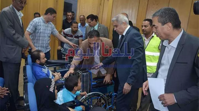قدمتها الأورمان.. محافظ المنيا يسٌلم 68 شيكًا مساعدات و210 شهادة أمان للأولي بالرعاية
