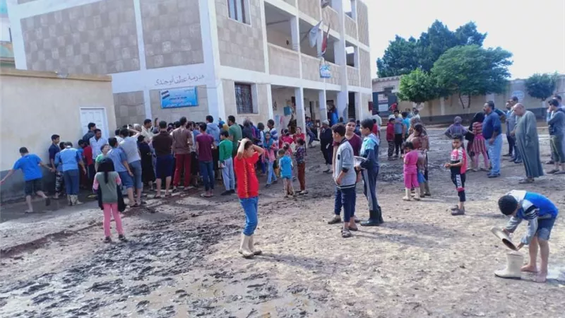 بالصور.. إخلاء مدرسة بمركز قطور بالغربية بعد تصدعها وتسكين طلابها بمركز شباب