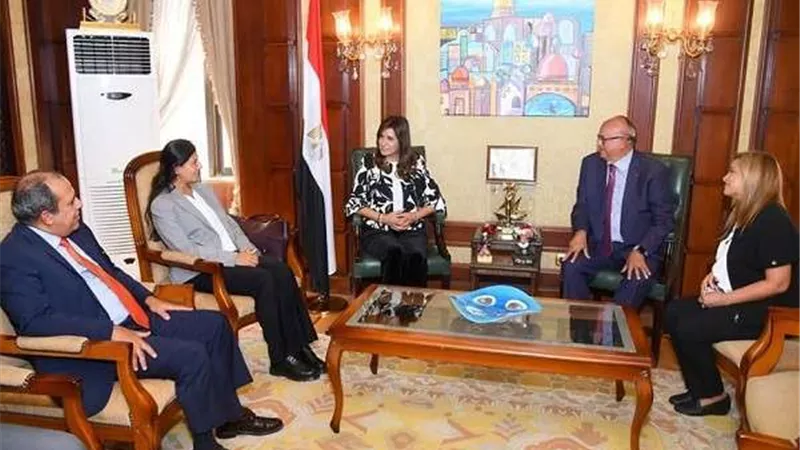 وزيرة الهجرة تعقد اجتماعاً بالجامعة البريطانية لبحث سبل التعاون المشترك