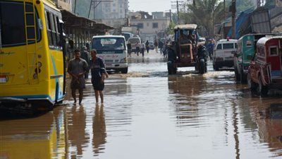 استمرارعمل معدات كسح وشفط المياه بمدينة ميت غمر