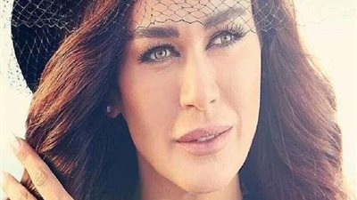 بالفيديو.. فنانة لبنانية تقطع الطريق على المارة في المظاهرات