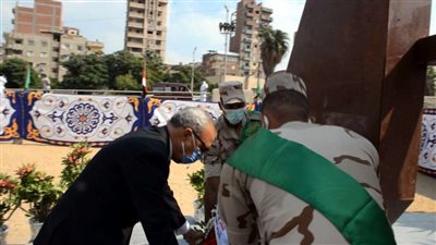 محافظ القليوبية يضع اكليلًا من الزهور على النصب التذكاري للجندي المجهول