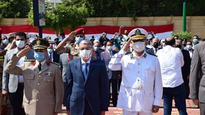 محافظ المنيا ومدير الأمن يضعان أكيلًا من الزهور علي النصب التذكاري .. احتفالا بنصر أكتوبر