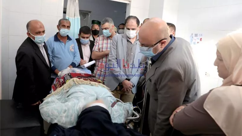 محافظ بني سويف يطمئن على الحالة الصحية لخمس معلمين أصيبوا في حادث مروري