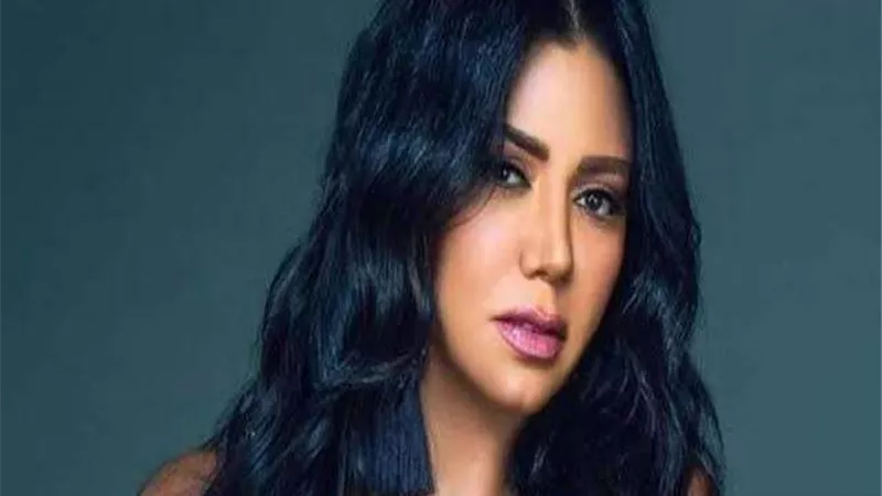 بالأحمر.. رانيا يوسف تفاجئ جمهورها بإطلالة جريئة (صور)