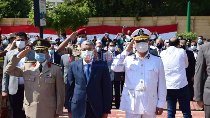 محافظ المنيا ومدير الأمن يضعان أكيلًا من الزهور علي النصب التذكاري .. احتفالا بنصر أكتوبر