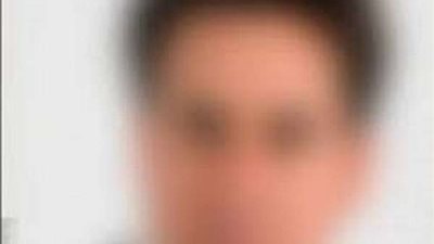 فنان شهير يثير الجدل بسبب لون شعره.. والجمهور في صدمة