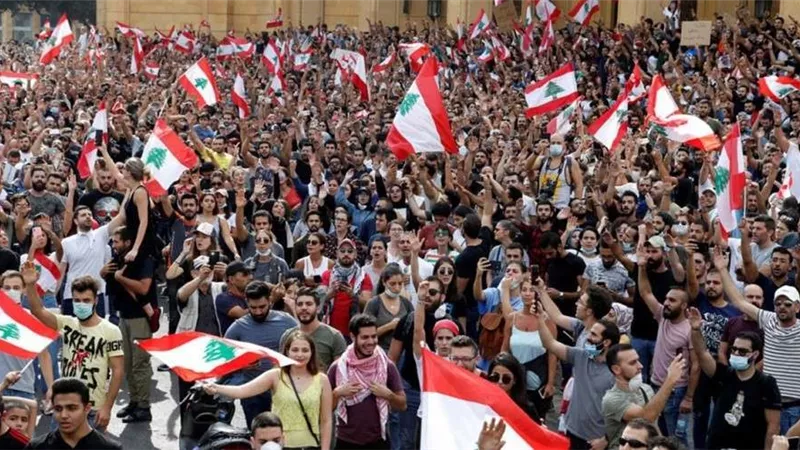 في يومها الـ13.. الاحتجاجات اللبنانية تنتقل إلى منزل وزير الاتصالات