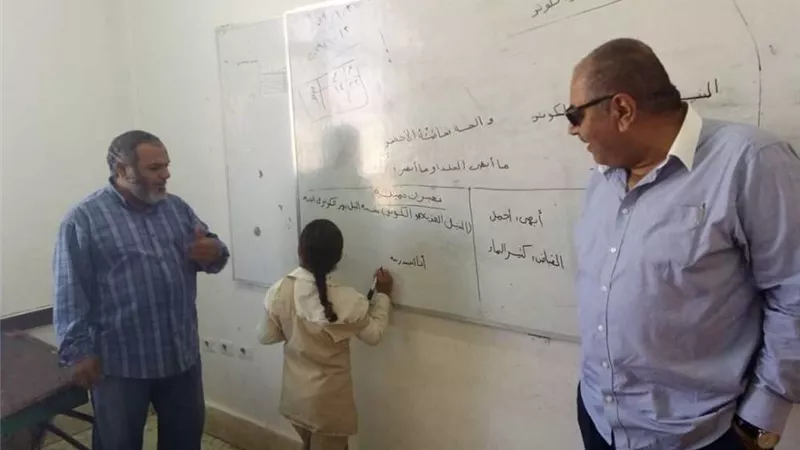 وكيل تعليم مطروح يقوم بجولة مفاجئة على المدارس غرب المدينة