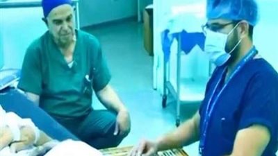 جراح لبناني يثير الجدل على السوشيال ميديا.. فيديو