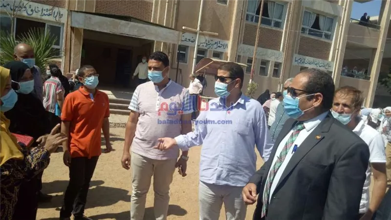 رئيس مدينة أشمون يجرى جولة تفقدية بالمدارس