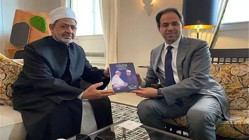 أمين عام اللجنة العليا للأخوة الإنسانية يهدي الإمام الأكبر نسخة من كتابه 