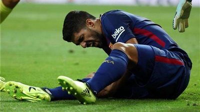تعرف على مدة غياب سواريز عن برشلونة ومنتخب الأوروجواي