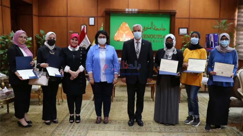 رئيس جامعة المنوفية يكرم الطلاب الوافدين الفائزين في مسابقة أجمل صورة