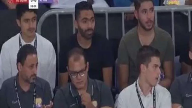 حسين الشحات يدعم العين الإماراتي من المدرجات.. صورة