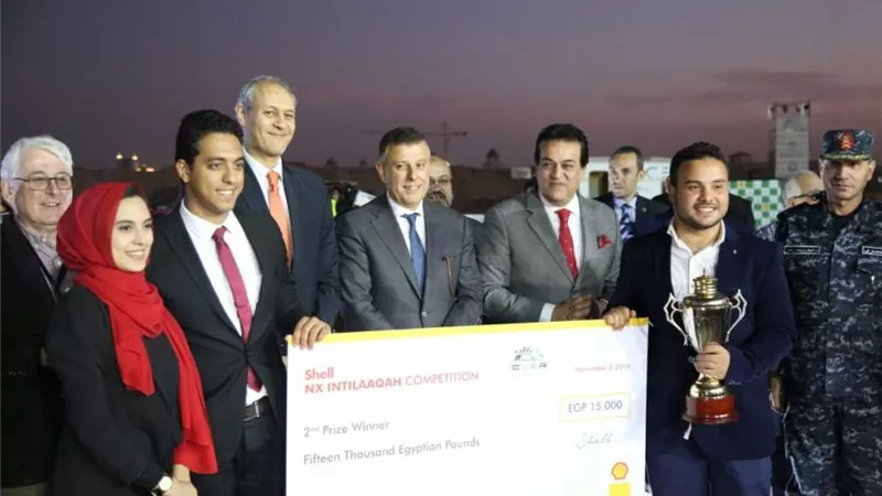 بالصور.. وزير التعليم العالي يفتتح رالي السيارات الكهربائية بالعاصمة الإدارية الجديدة