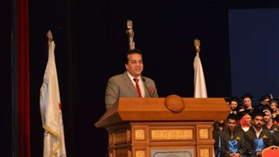 عبد الغفار يشهد حفل تخرج الدفعة التاسعة عشر لكلية طب الأسنان جامعة عين شمس