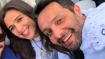 بشري سارة يحملها شقيق ياسمين عبد العزيز لجمهورها