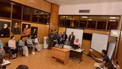 نائب رئيس جامعة أسيوط يجري لقاء مع طلاب الوفد الروسي بالجامعة
