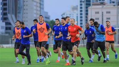 بدون الدوليين.. الأهلي يؤدي مرانه الرئيسي في الإمارات