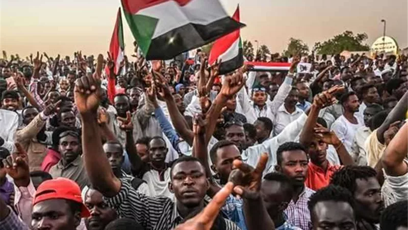 مسيرة تطالب بتفويض الجيش لاستلام السلطة وتشكيل حكومة جديدة بالسودان