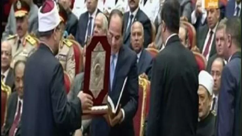 شيخ الازهر يهدي الرئيس السيسي نسخة من مصحف الأزهر