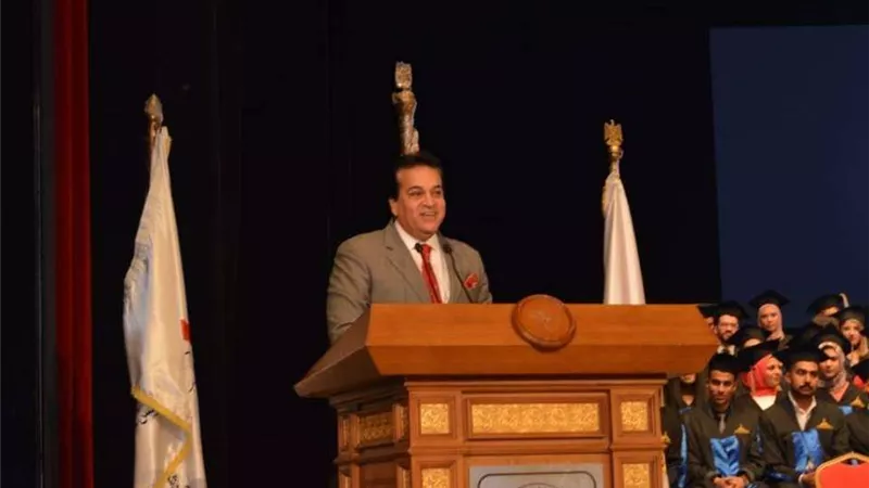 عبد الغفار يشهد حفل تخرج الدفعة التاسعة عشر لكلية طب الأسنان جامعة عين شمس