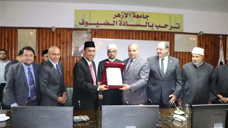 رئيس جامعة الأزهر يستقبل وفد ولاية بهانج الماليزية لبحث التعاون