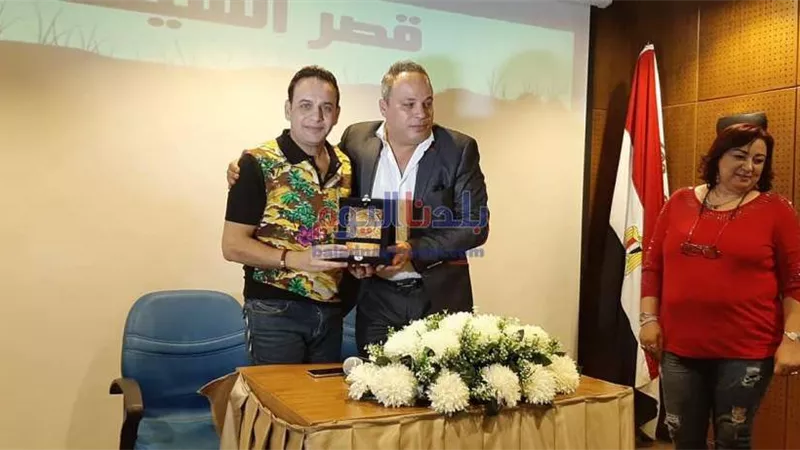 منح مصطفى قمر درع الهيئة العامة لقصور الثقافة (صور)