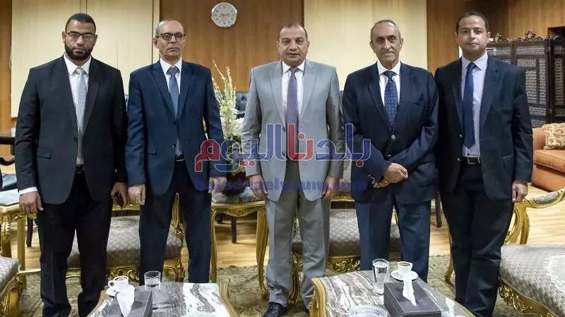 رئيس جامعة بني سويف يستقبل وزير الزراعة الأسبق