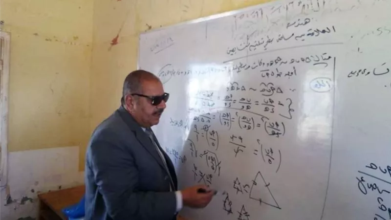 النيلي يتفقد مدارس مدينة النجيلة بمطروح ويوزع الحلوى على الطلاب