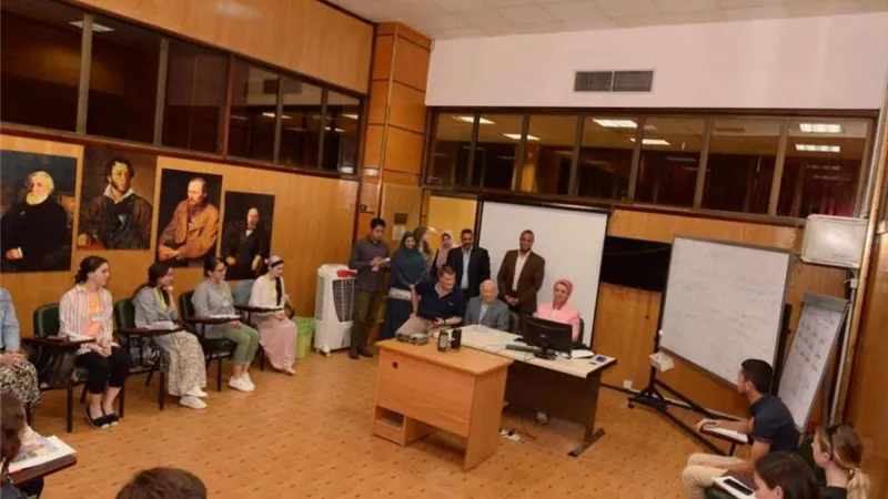 نائب رئيس جامعة أسيوط يجري لقاء مع طلاب الوفد الروسي بالجامعة