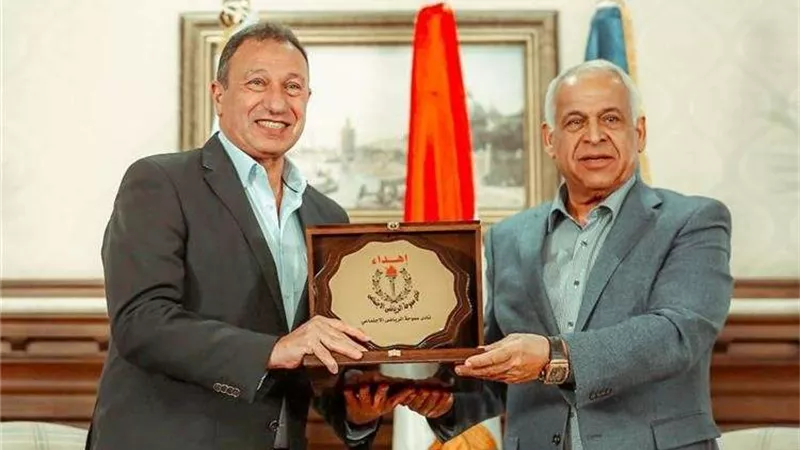 فرج عامر يكشف عن صعوبة الخطيب في البيع والشراء