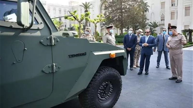 الرئيس السيسي يتفقد عدد من المركبات المدرعة المطورة )صور(