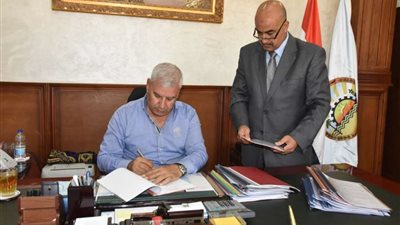 محافظ مطروح يوقع على 34 عقدًا جديدًا لتقنين الأراضي بالمحافظة