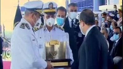 الرئيس السيسي يتلقى هدية تذكارية من رئيس أكاديمية الشرطة