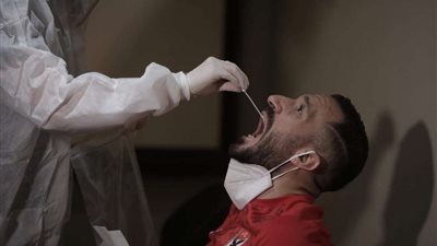 لاعبوا الأهلي يخضعون لمسحة طبية استعداداً للحرس الجمهوري