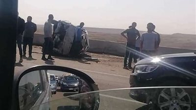 مصرع 17 شخص إثر حادث تصادم سيارة نقل بميكروباص