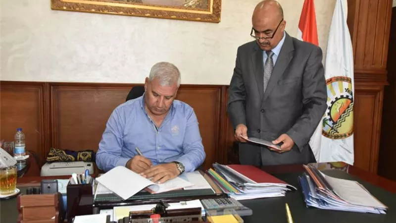 محافظ مطروح يوقع على 34 عقدًا جديدًا لتقنين الأراضي بالمحافظة