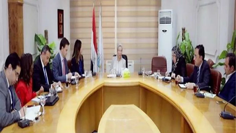 وزيرة البيئة تناقش مع وفد البنك الدولي التعاون في مجالات مكافحة تلوث الهواء