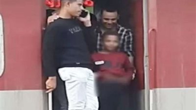نعتذر عن نشر الصورة +18 | ​مراهق يرتكب فعلاً فاضحاً في محطة رمسيس