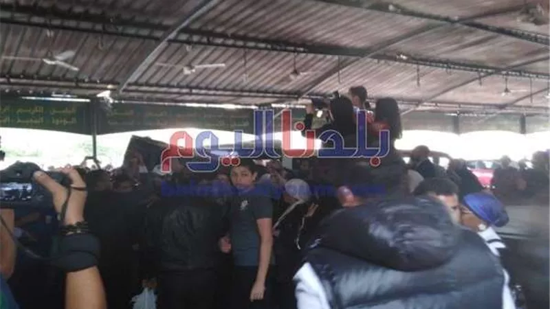 عاجل.. وصول جثمان هيثم أحمد زكي إلى مسجد مصطفى محمود