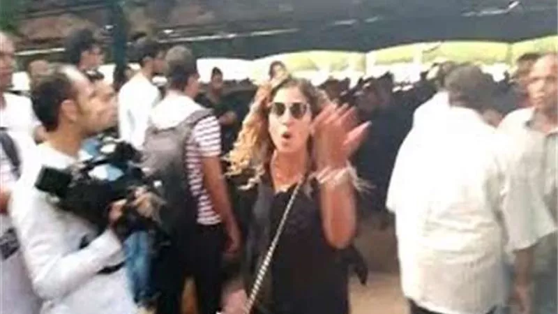 دينا الشربيني تنفعل على الصحفيين فى جنازة هيثم أحمد زكي