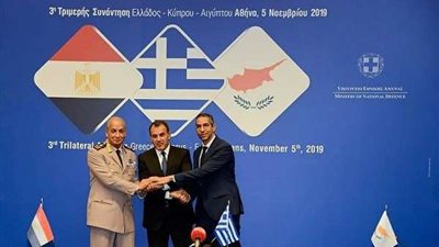 وزير الدفاع يعود إلى أرض الوطن بعد انتهاء زيارته لليونان (صور)