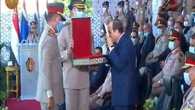 مدير الكلية الحربية يهدي الرئيس السيسي 