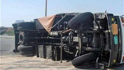 سقطوط سيارة محملة بـ50 طن سكر من أعلى كوبري الهضبة بأسيوط