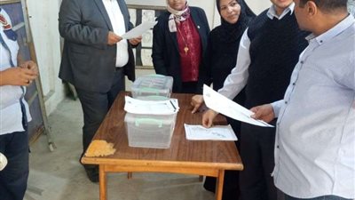 رئيس جامعة مطروح يتفقد لجان انتخابات الاتحادات الطلابية