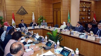 نصف مليون جنيه لدعم خطط وبرامج الأنشطة الطلابية بجامعة بنها