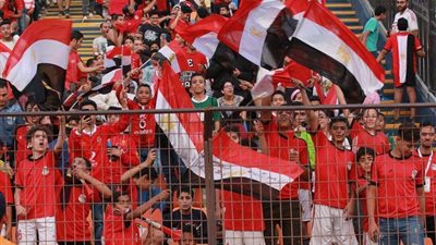 الجماهير المصرية تزين ستاد القاهرة الدولي إستعدادًا لمباراة مصر و مالي (صور)